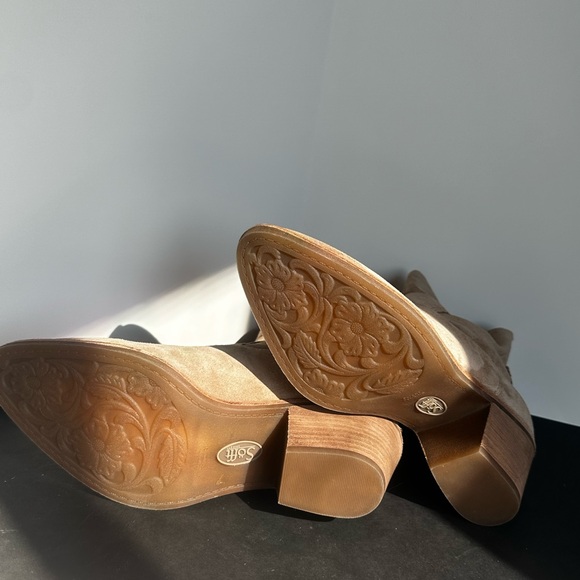 Softt size 8 ankle booties - Picture 2 of 3